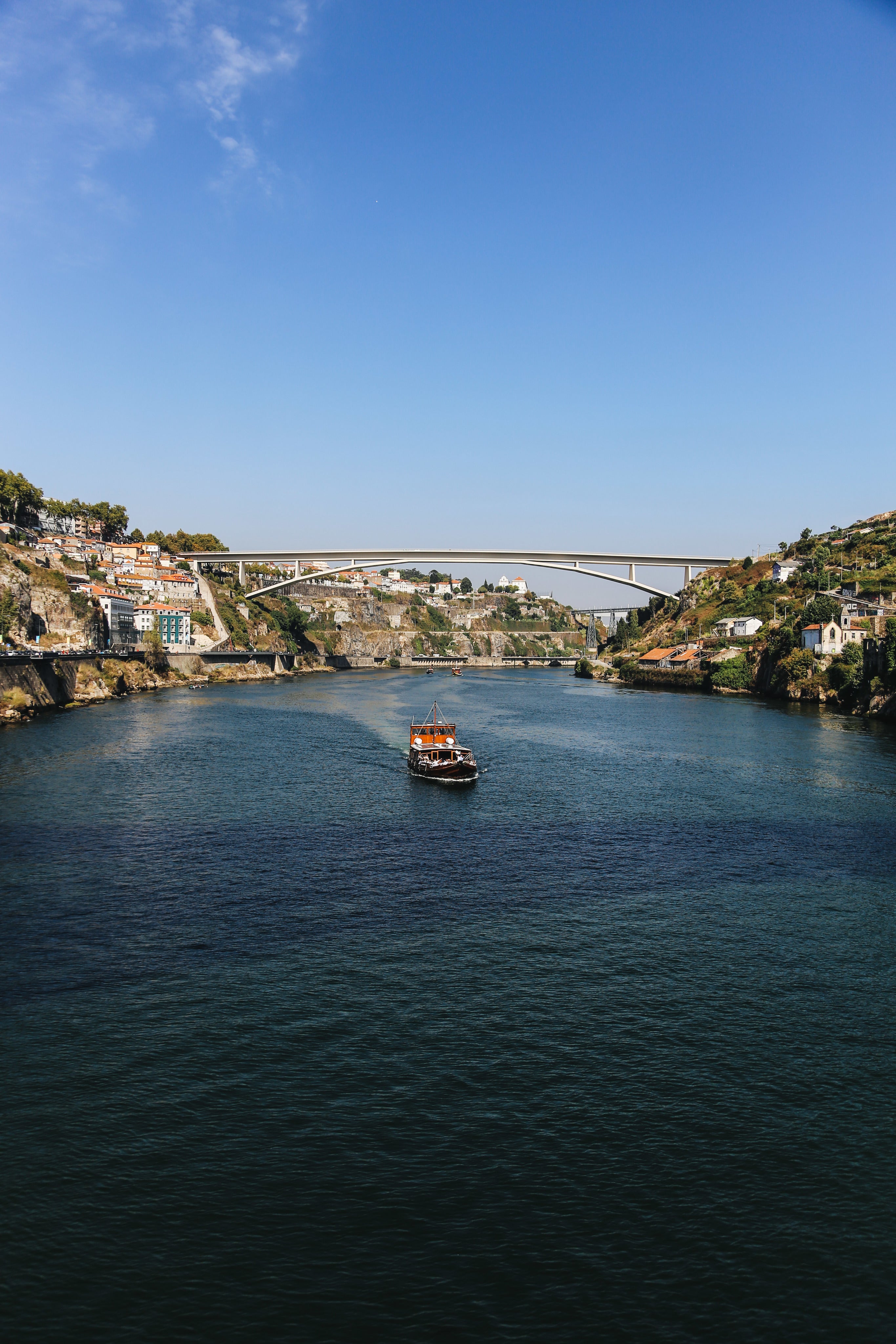 files/tour-boat-ride-under-bridge.jpg